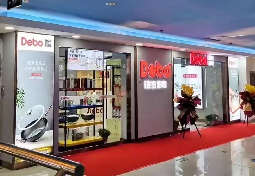 开业中的德铂形象店,红色地毯与花篮