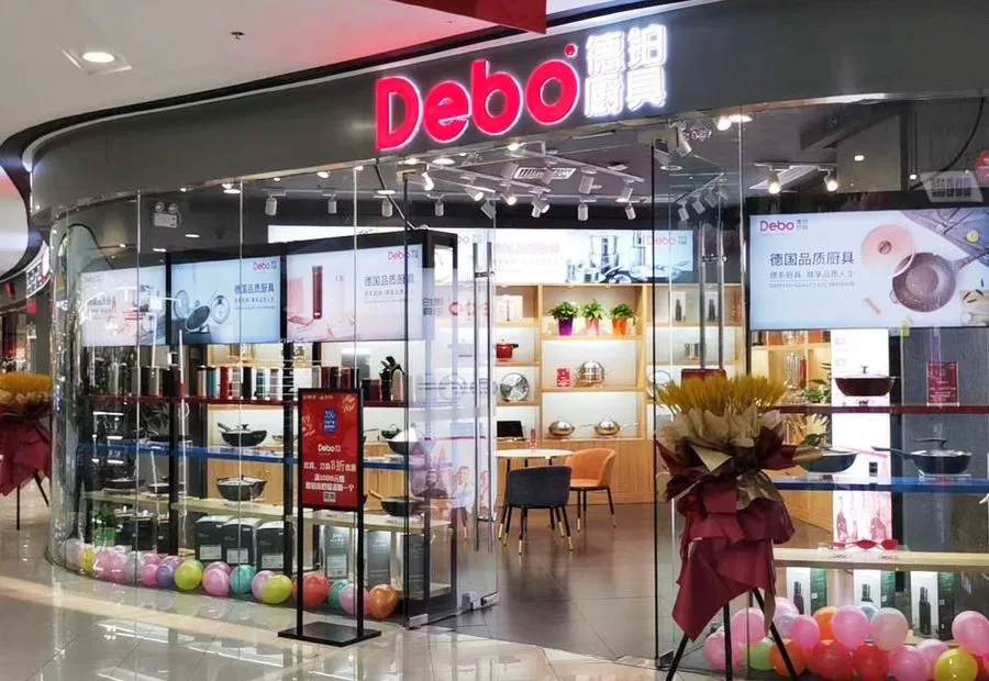 商场中庭的德铂玻璃店面